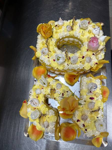 Restaurant pour organiser et fêter ses 20 ans avec number cake fait maison et décoration personnalisés à Lyon