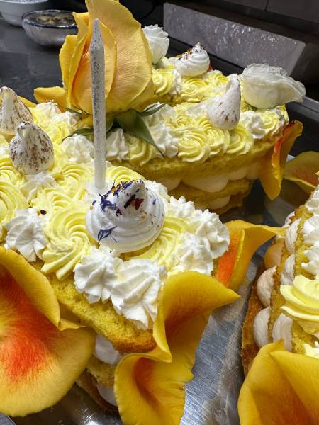 Restaurant pour organiser et fêter ses 20 ans avec number cake fait maison et décoration personnalisés à Lyon