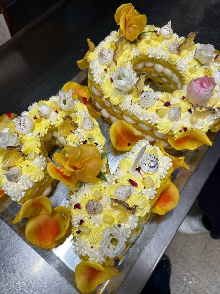 Restaurant pour organiser et fêter ses 20 ans avec number cake fait maison et décoration personnalisés à Lyon