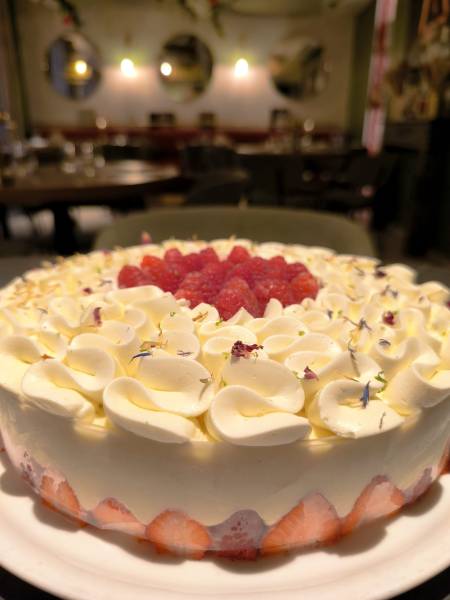 Restaurant pour fêter son anniversaire ou autre évènement privé ou professionnel à Lyon avec framboisier créé par notre chef pâtissier